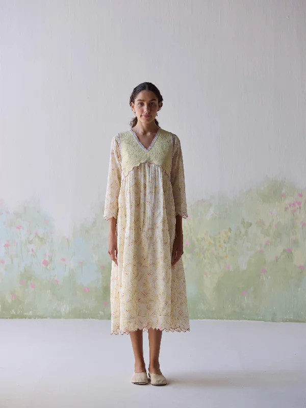 Midi dresses with pleated skirts for a timeless and elegant appeal Heartbeat Scallop Midi Dress Midi dresses with pleated skirts for a timeless and elegant appeal Heartbeat Scallop Midi Dress