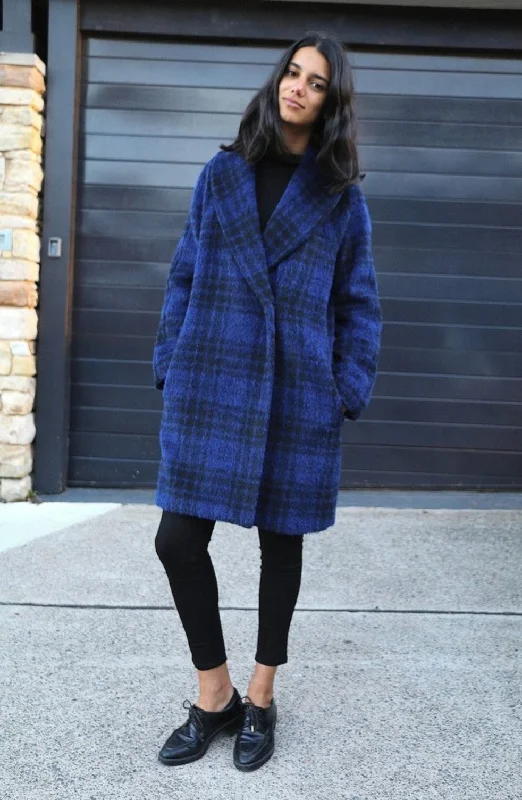 Mid - length women's down coats in a slim fit for a modern and sleek appearanceTessuti Fabrics Oslo Coat