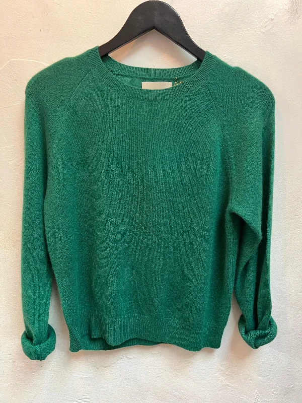 Women's cropped down jackets in bold colors for a sporty and fashionable winter outfitGrass Green Crop Crew Women's cropped down jackets in bold colors for a sporty and fashionable winter outfitGrass Green Crop Crew