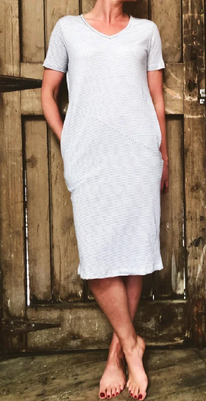 Strapless Women Dress with a Built - in Bra for Comfort and Support Strapless Women Dress with a Built - in Bra for Comfort and Support NYX & MIN - Hepburn stripe dress! 14 Strapless Women Dress with a Built - in Bra for Comfort and Support Strapless Women Dress with a Built - in Bra for Comfort and Support NYX & MIN - Hepburn stripe dress! 14