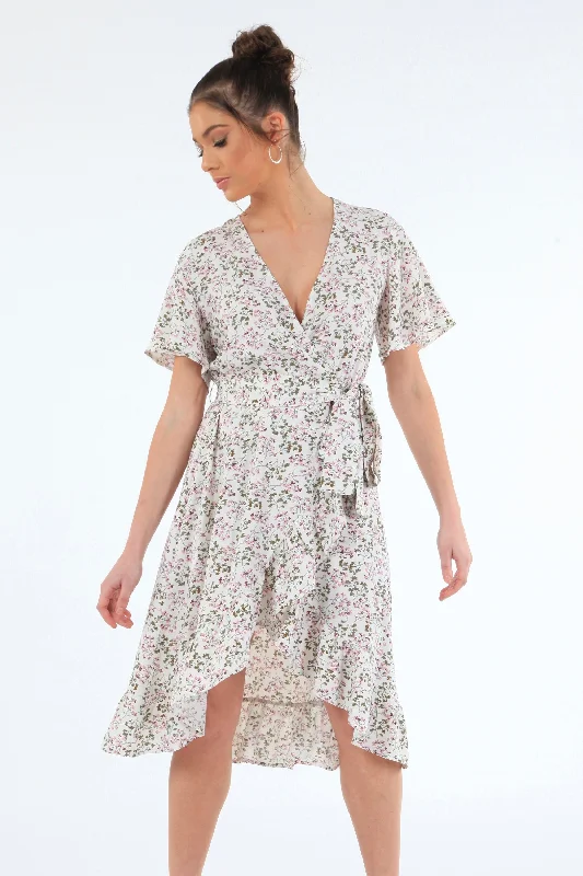 Midi dresses with ruffled sleeves for a more feminine and voluminous lookDouble Second White Print Tea Sleeves Back Wrap Dress Midi dresses with ruffled sleeves for a more feminine and voluminous lookDouble Second White Print Tea Sleeves Back Wrap Dress