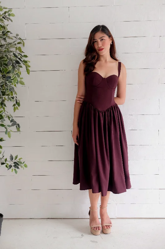 Midi dresses with pleated bodices for a classic and tailored lookPepper