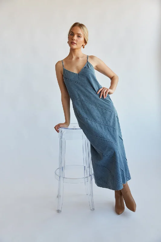 Midi dresses with animal prints for a bold and confident appearanceRemy Denim Midi Dress Midi dresses with animal prints for a bold and confident appearanceRemy Denim Midi Dress