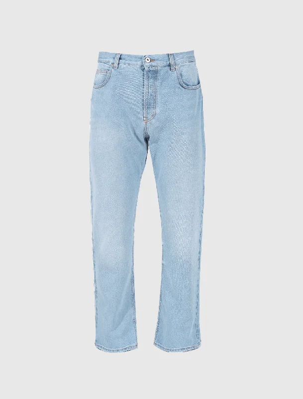 Embellished women jeans with studs or rhinestones for a glamorous touchTAPERED JEAN