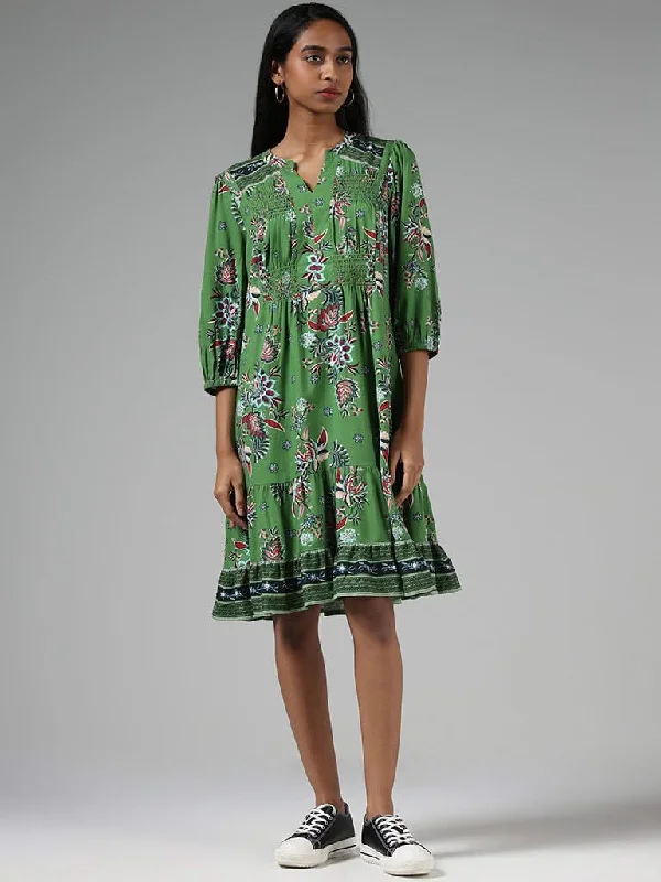 Women's pants for family gatherings Embroidered women jeans with intricate patterns Bombay Paisley Floral Printed Green Dress Women's pants for family gatherings Embroidered women jeans with intricate patterns Bombay Paisley Floral Printed Green Dress