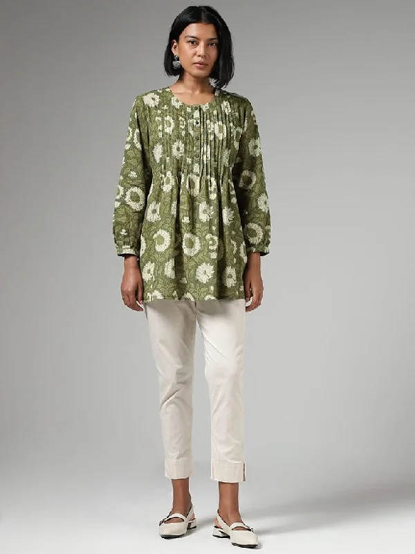 Women's petite - fit skinny pants High - waisted women jeans for a flattering silhouette Utsa Olive Green Floral Printed Pleated Cotton Kurti Women's petite - fit skinny pants High - waisted women jeans for a flattering silhouette Utsa Olive Green Floral Printed Pleated Cotton Kurti