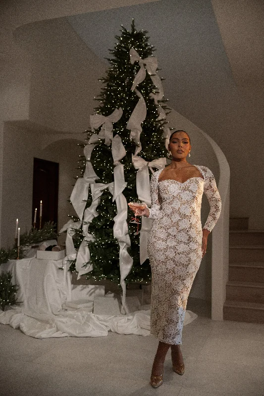 Maxi dresses with pom - pom trims for a playful and festive lookIvory Lace Sweetheart Maxi Dress Maxi dresses with pom - pom trims for a playful and festive lookIvory Lace Sweetheart Maxi Dress