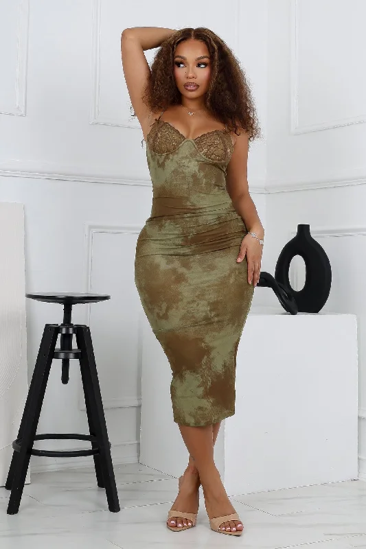 Cocktail dresses with a metallic - embroidered pattern and a midi - hemBe My Next Mesh Wire Bust Midi Dress Cocktail dresses with a metallic - embroidered pattern and a midi - hemBe My Next Mesh Wire Bust Midi Dress